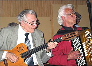 Kjell Antonsen p gitar og Roar Knudsen skuer utover et velfylt dansegulv